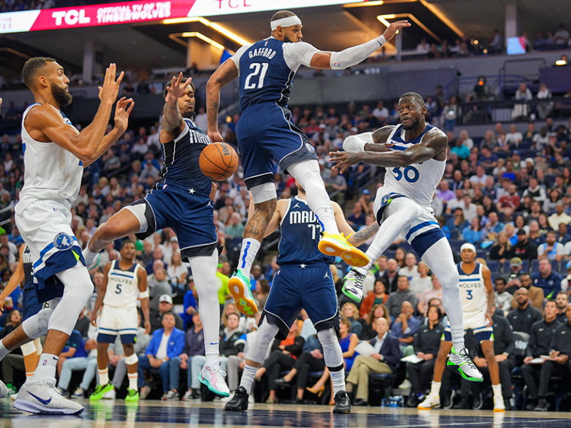 Timberwolves forward Julius Randle, far right, passes to center Rudy Gobert, far left, against the Dallas Mavericks in the first quarter at Target Center on Tuesday.